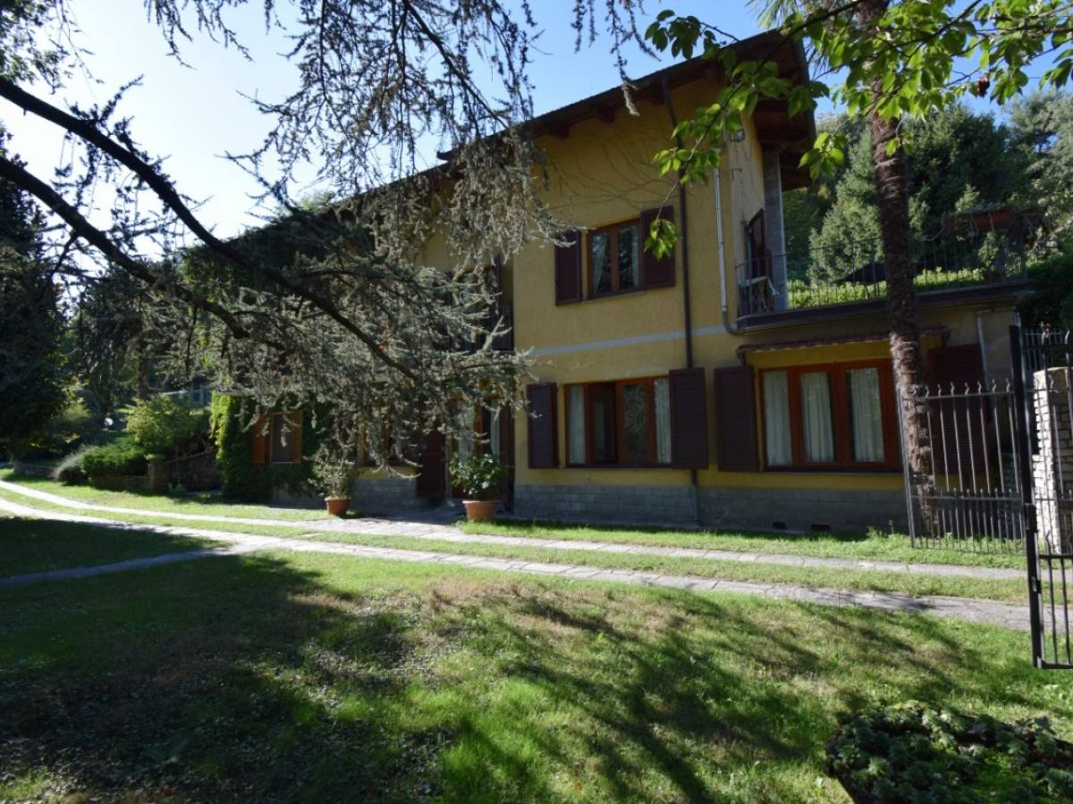 CASA BI-TRIFAMILIARE CON PARCO CASA BI-TRIFAMILIARE CON PARCO