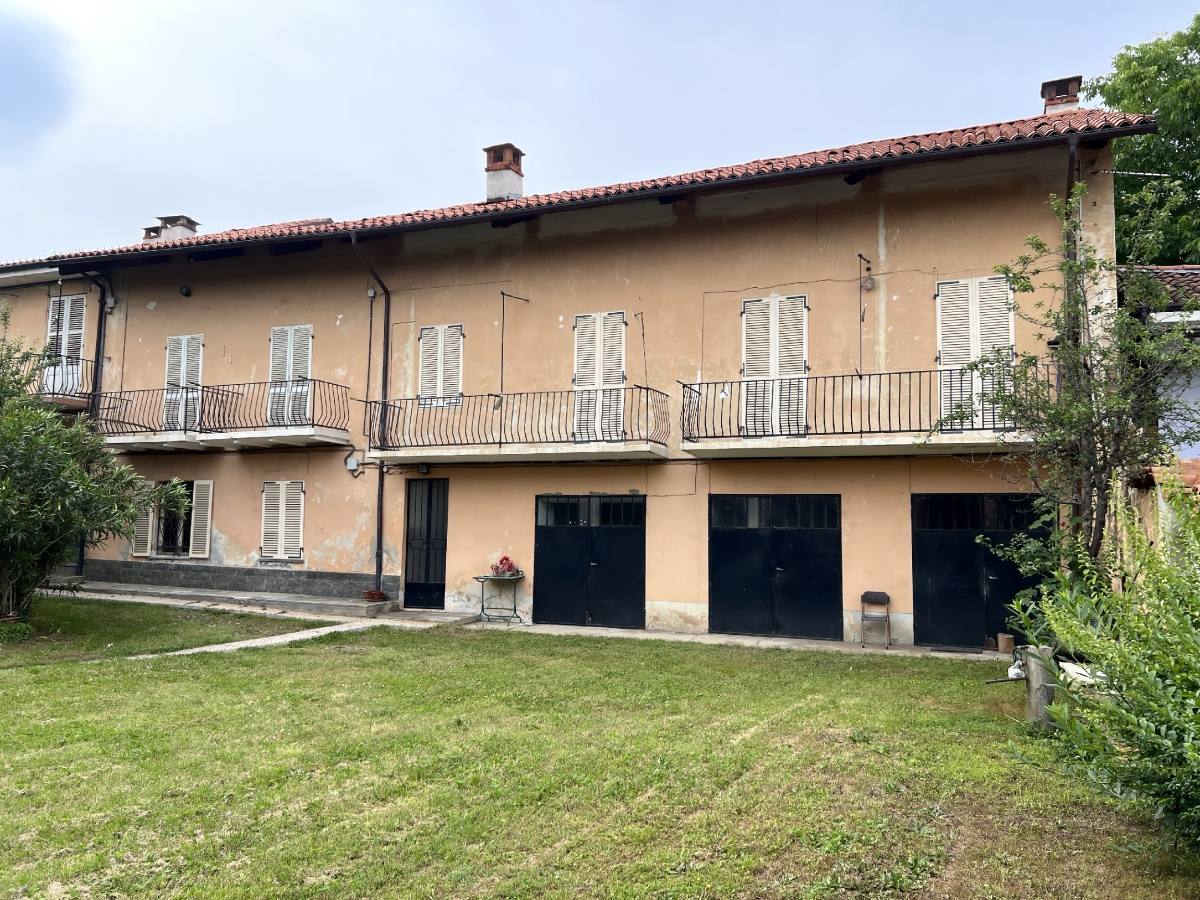 CASALE DI AMPIA METRATURA  CON PARCO CASALE DI AMPIA METRATURA  CON PARCO