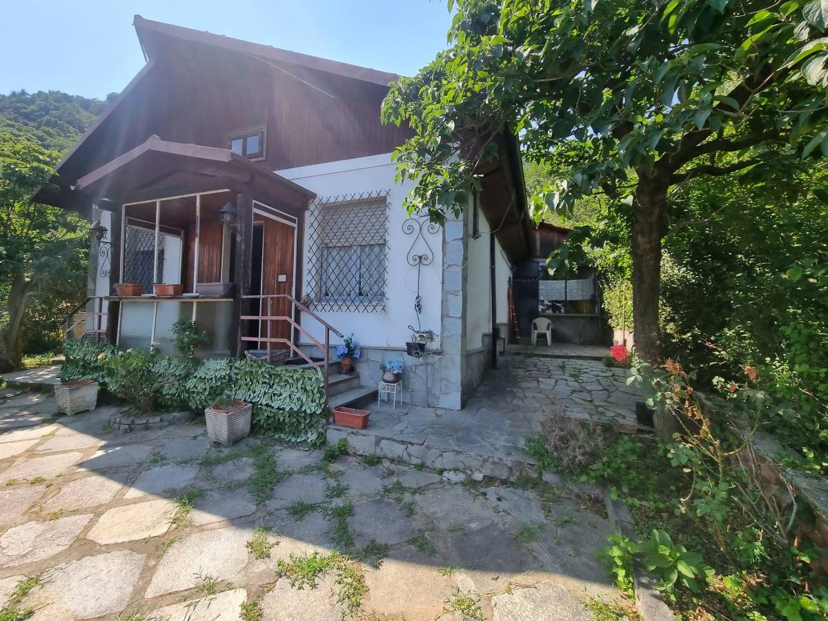 CASA INDIPENDENTE 4 LATI CASA INDIPENDENTE 4 LATI