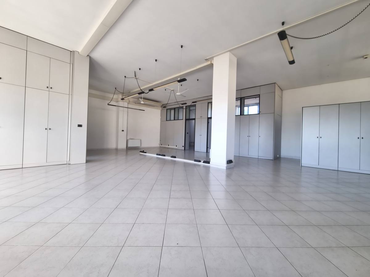 LABORATORIO CON UFFICI LABORATORIO CON UFFICI