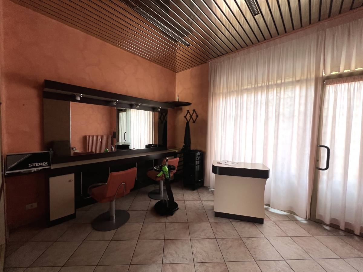 LOCALE COMMERCIALE RISTRUTTURATO LOCALE COMMERCIALE RISTRUTTURATO