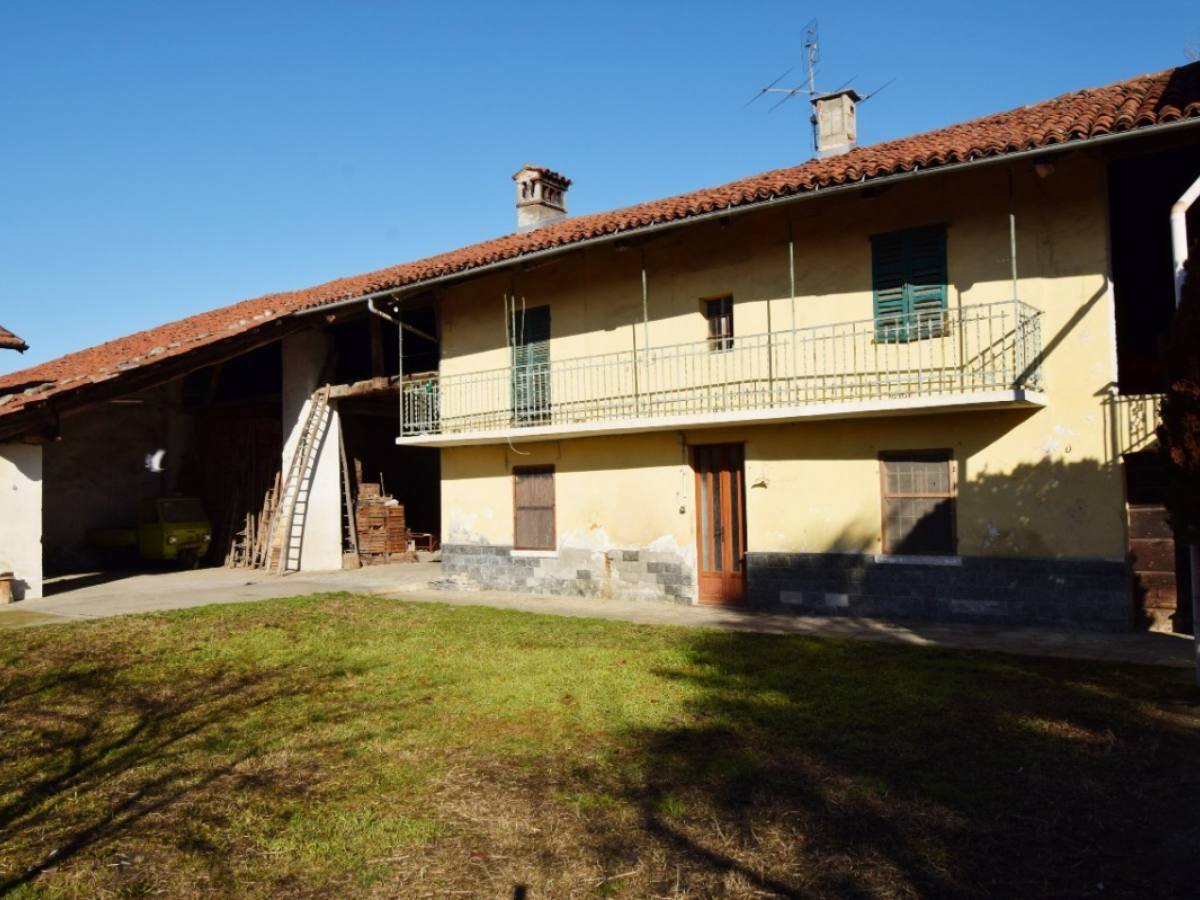 CASA DA RISTRUTTURARE CON GIARDINO CASA DA RISTRUTTURARE CON GIARDINO