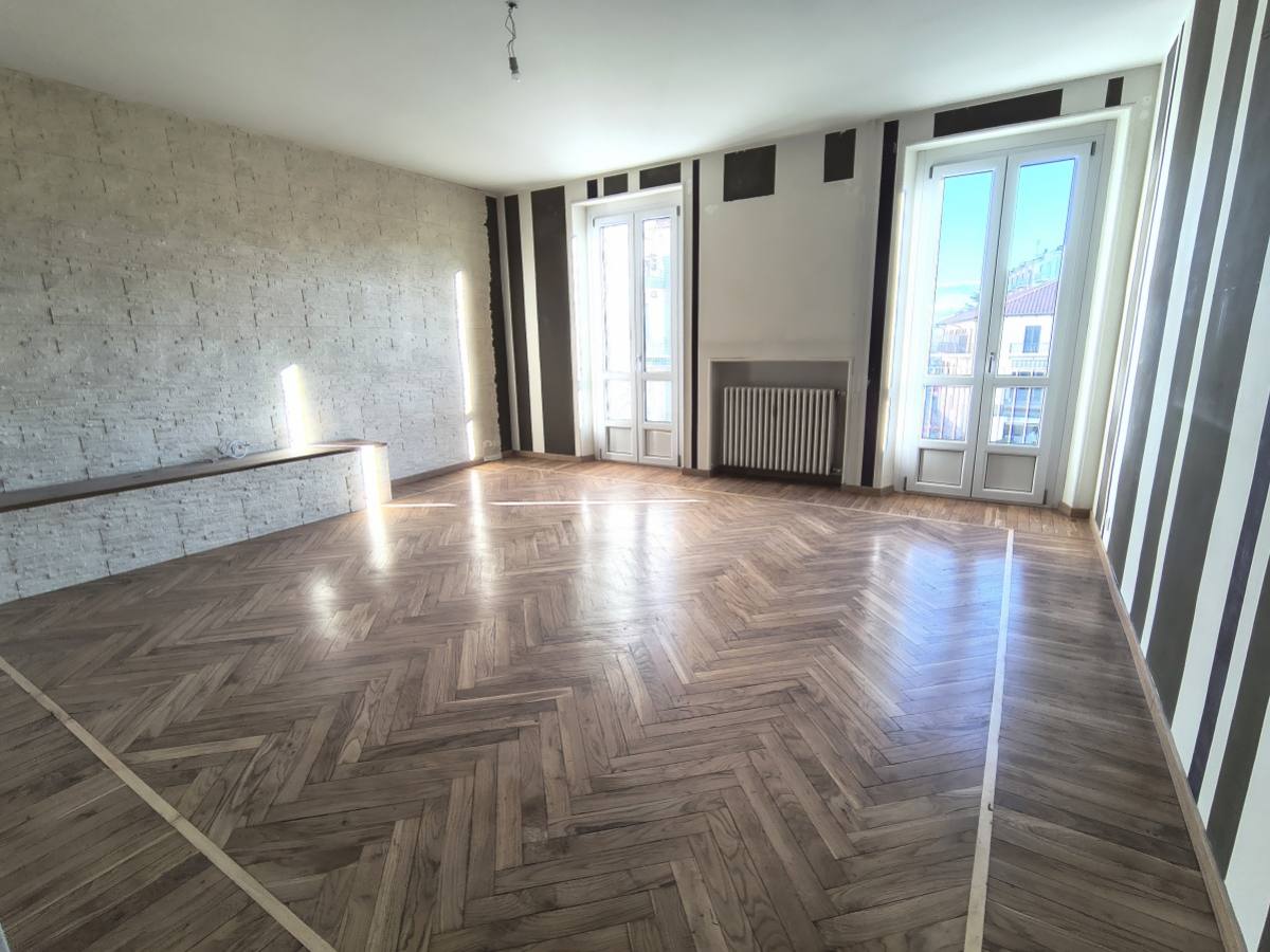 APPARTAMENTO DI AMPIA METRATURA APPARTAMENTO DI AMPIA METRATURA